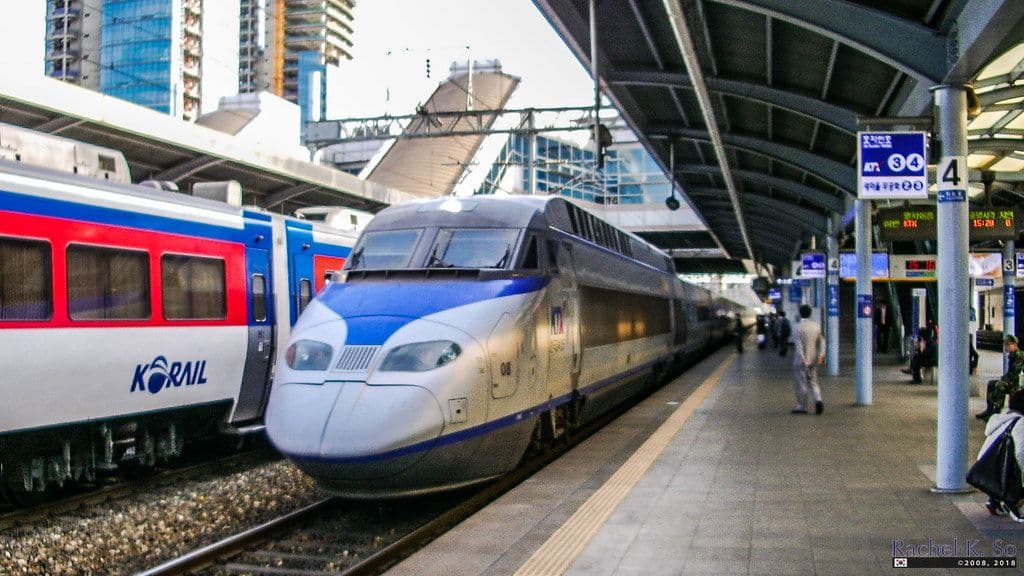 역 플랫폼에 정차한 KTX 열차